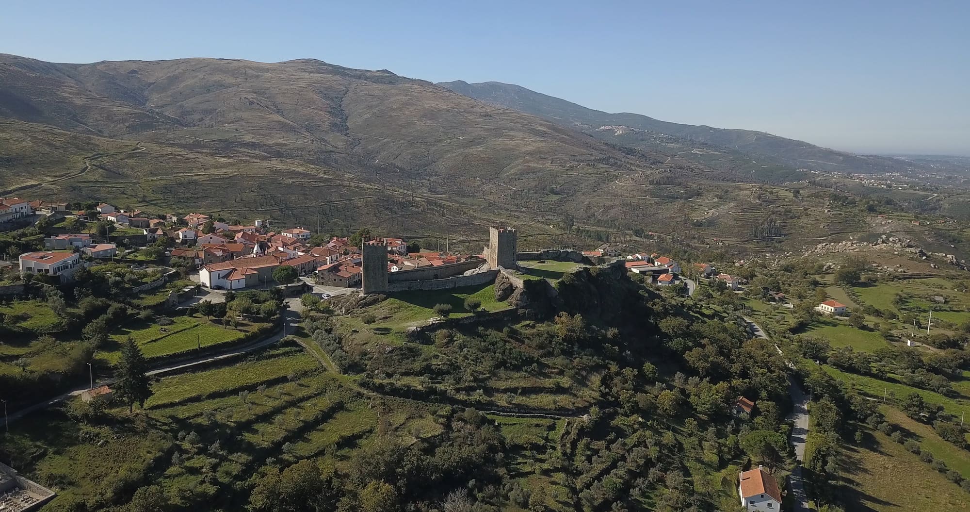 Die mittelalterliche Burg von Linhares da Beira auf einem Felsrücken über dem Mondego-Tal
