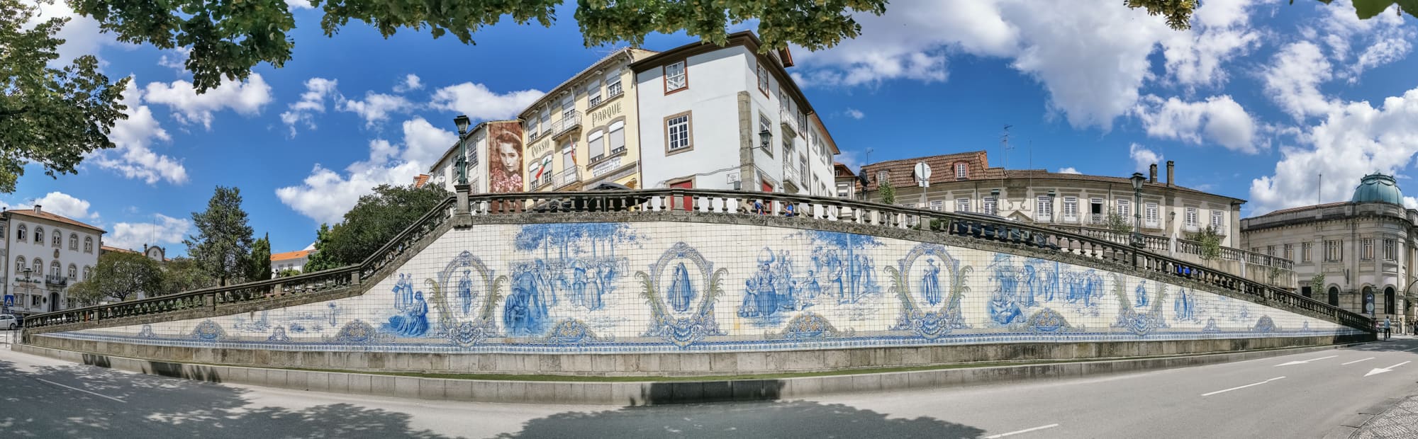 Het monumentale azulejo-paneel van het Rossio in Viseu