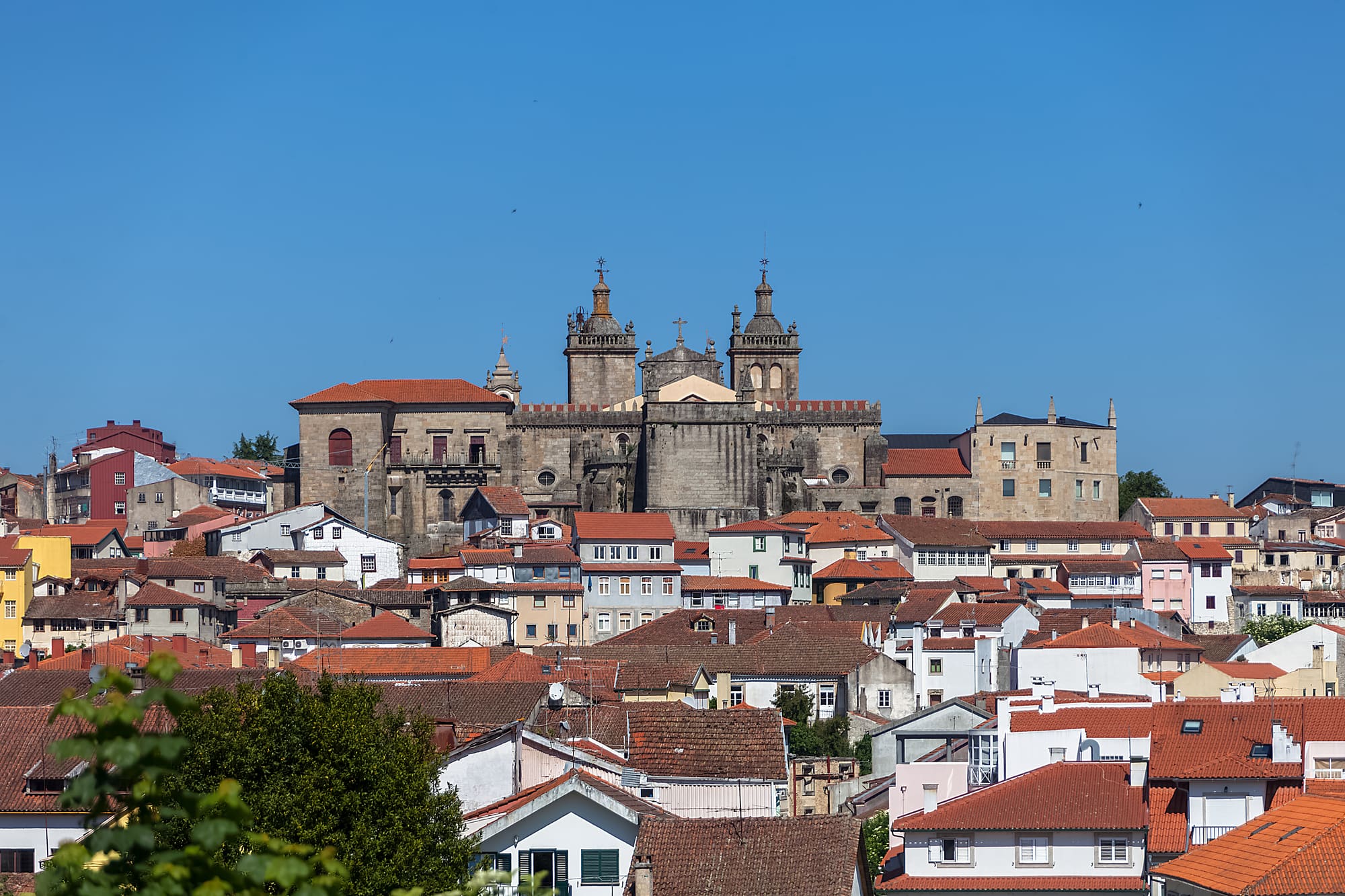 Uitzicht over Viseu met de kathedraal bovenop de heuvel
