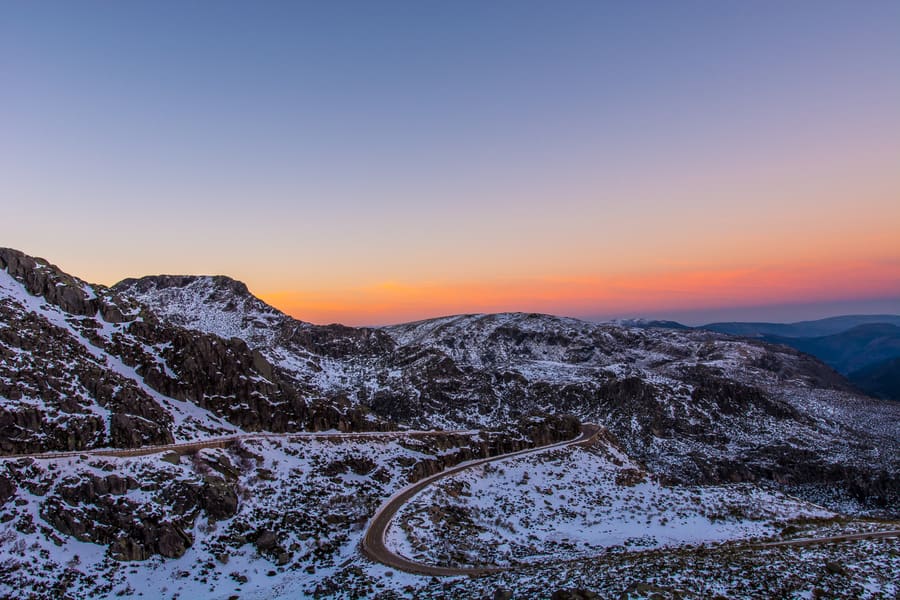 Besneeuwd landschap van de Serra da Estrela met de Torre op de achtergrond