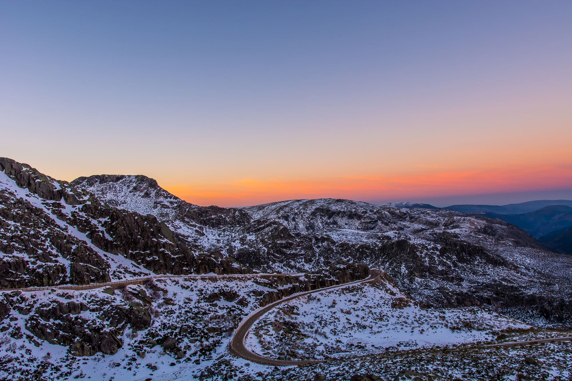 Besneeuwd landschap van de Serra da Estrela met de Torre op de achtergrond